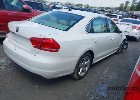 2013 Volkswagen Passat 2.5L Se z USA, uszkodzony, nr VIN 1VWBH7A34DC141383